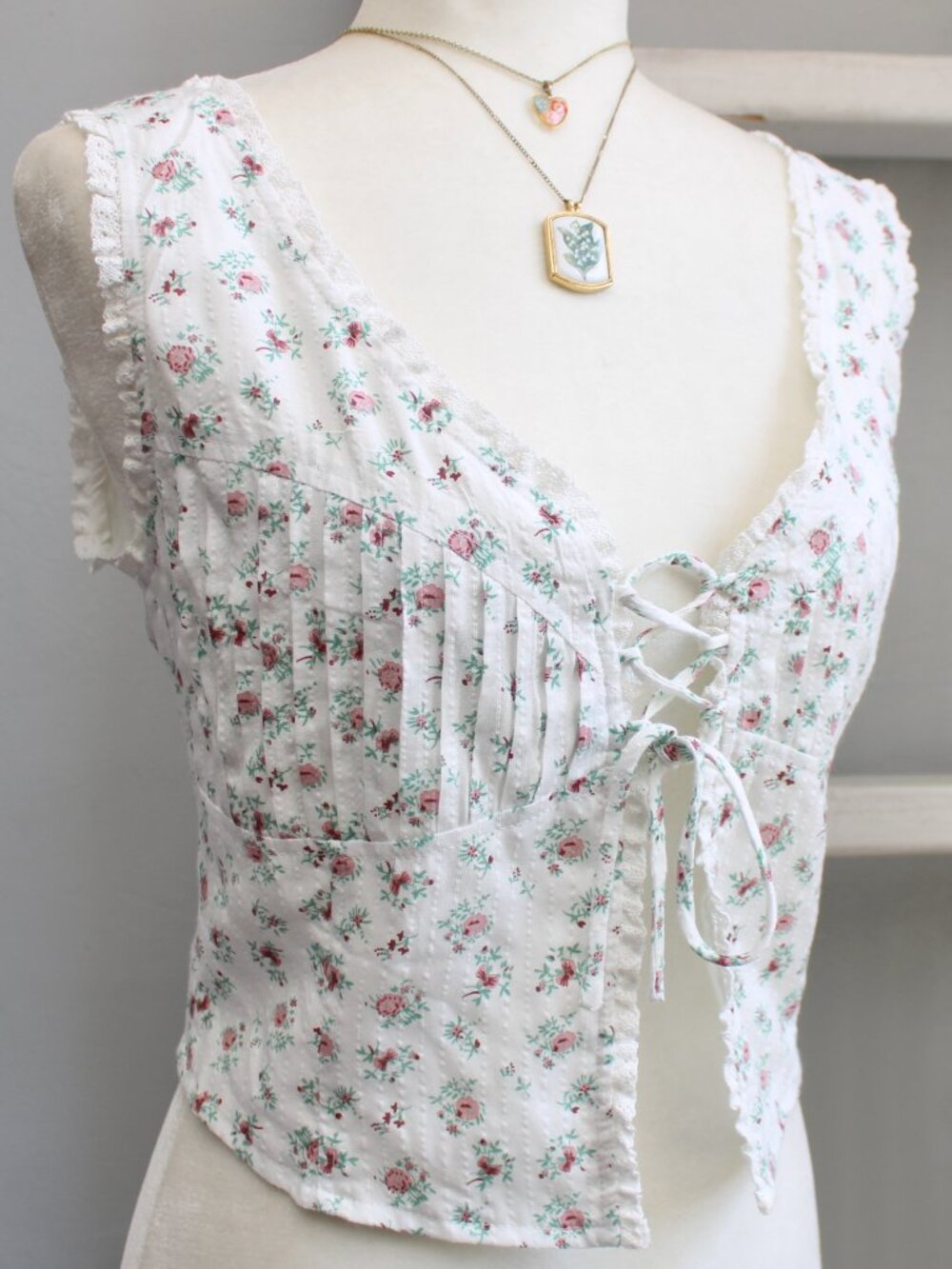 Bailey Rose Floral Lace-Up Pleated Lace Open Crop Top Tank White Size Large - Picture 2 of 7